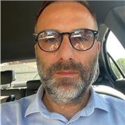 Laureato in farmacia impartisce lezioni di fisica per alunni di università, scuola superiore, scuola media
